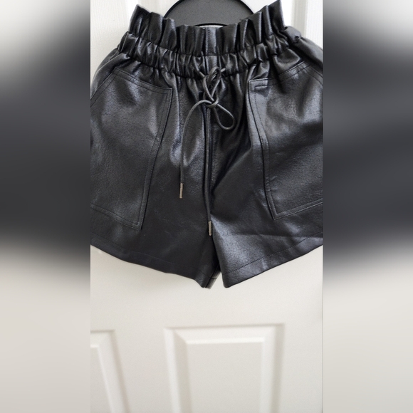 Women’s High Waisted Wide Leg Black Faux Leather Shorts Pockets Size X-SMALL - Picture 7 of 9